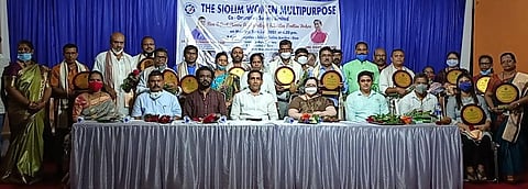 कोवीड वॉरियर्स सत्कारमुर्तीसोबत कला व सांस्कृतिक मंत्री गोविंद गावडे, सोबत महिला व बाल कल्याण खात्याच्या संचालिका दिपाली नाईक, इंन्स्टिट्युट मिनेझीस ब्रागांझाचे माजी अध्यक्ष संजय हरमलकर, तसेच महिला पतसंस्थेच्या अध्यक्षा पल्लवी दाभोलकर आणी संचालक मंडळाचे सदस्य