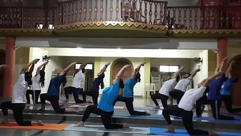 - श्री दामोदर संगीत विद्यालयातर्फे आयोजित गुरुपौर्णिमा कार्यक्रमात चंद्रनमस्काराचे प्रात्यक्षिक दाखविताना विद्यार्थी.