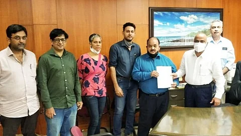 क्रीडामंत्री मनोहर (बाबू) आजगावकर यांना निवेदन सादर करताना गोवा ऑलिंपिक असोसिएशनचे उपाध्यक्ष राजू मंगेशकर, सोबत शिष्टमंडळातील इतर सदस्य
