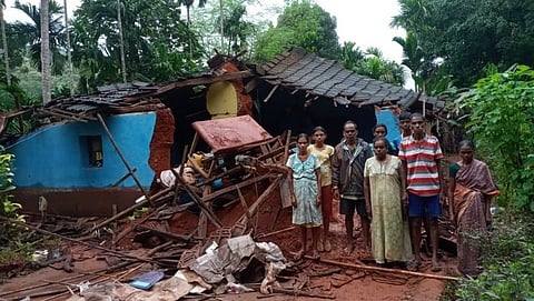 वांते सत्तरी येथे कोसळलेल्या घरासमोर उभे असलेले पांडू व उत्तम गावडे यांचे कुटुंब