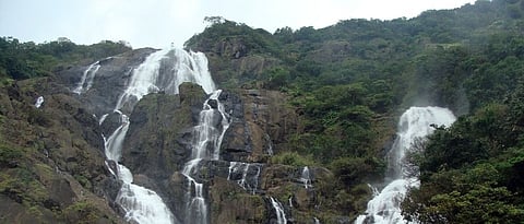 दुधसागर धबधब्याचे विहंगम दृष्य