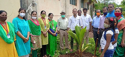 वनमहोत्सव कार्यक्रमानिमित्ताने विद्यालयाच्या परिसरात वृक्षारोपण करताना पाहुणे नकुळ म्हामल सोबत प्रकाश मुचंडी, कृष्णा तळवणेकर, मुख्याध्यापिका मिनी पी.एस , महादेव गवंडी, कृष्णा तळवणेकर व इतर शिक्षक