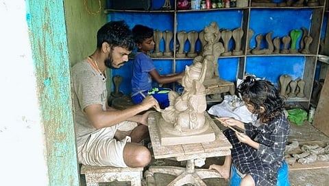गावकरवाडा होंडा सत्तरी येथील मूर्तिकार दीपक गावकर हे सध्या शाडूमातीच्या गणेशमूर्ती घडविण्यात गढून गेले आहेत.