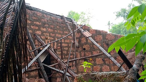 पिसुर्ले देऊळवाडा येथे कोसळले घर