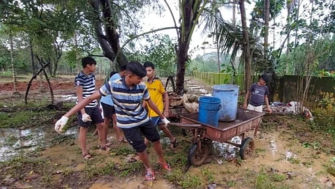 Citizens along with many NGOs are also coming forward to support the flood victims