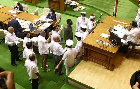 कामकाज मंत्री माविन गुदिन्हो (Minister of Labor Mavin Gudinho) यांच्या विधानावरून विरोधी आमदार आक्रमक झाले.