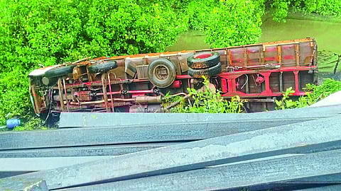Goa: Truck Accident in Mashe.