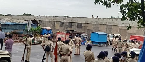 गोमॅको समोर पोलीस बंदोबस्तात कारवाई सुुरु