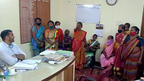 Goa: Local vendors lodge grievances with Dicholi Municipal Corporation Chief Kabir Shirgaonkar.