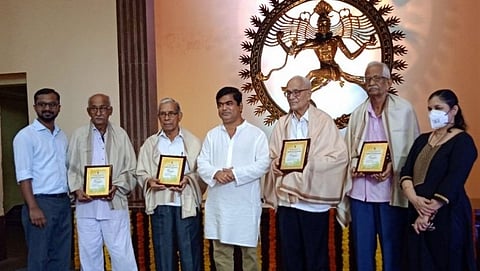 सत्कार केलेल्या स्वातंत्र्यसैनिकांसमवेत उपमुख्यमंत्री बाबू कवळेकर