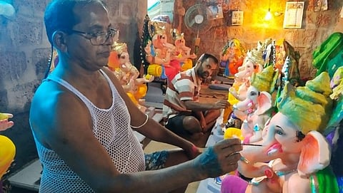 मातीच्या सुंदर गणेश मूर्ती बनवण्याचा वारसा चालवणारे साजरो शेटगावकर