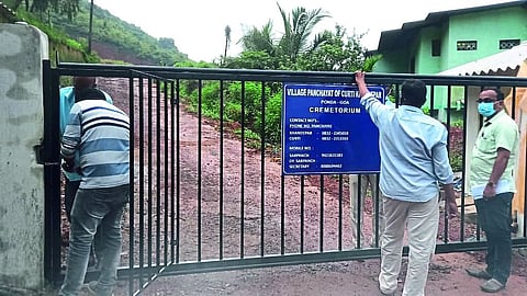 दीपनगर - कुर्टी येथील सर्वधर्मीय स्मशानभूमीला गेट लावून टाळे ठोकताना सरपंच व पंचसदस्य, Goa, 18 August2021