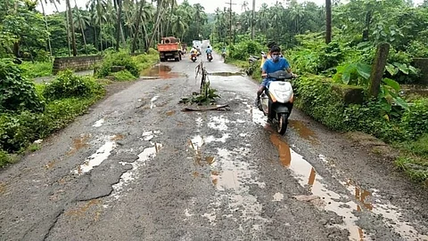 पाटो रस्त्याला पडलेला खड्डा त्वरित बुजवण्याची गरज आहे.
