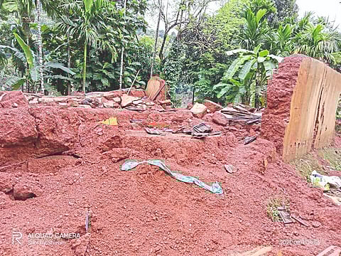 Goa: Collapsed House In Vante-Sattari.