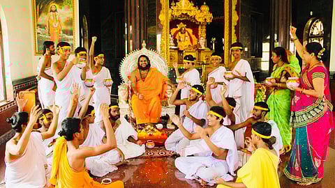 कुंडई : सद्गुरू ब्रह्मेशानंदाचार्य स्वामींसोबत कृष्ण भक्तीत रममाण ब्रह्मवृंद. Goa, 31August, 2021