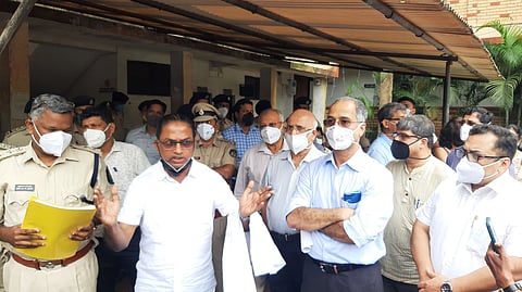 Parvari: While giving information about the beating case, Dr. Vinayak Buwaji. Along with Dr. Shailesh Kamat, Dr. Sandeep Naik, Dr. Govind Kumar, Dr. Ajit Mopkar, Dr. Sham Lavande and Dr. Shekhar Salkar. Goa _30 august 2021.