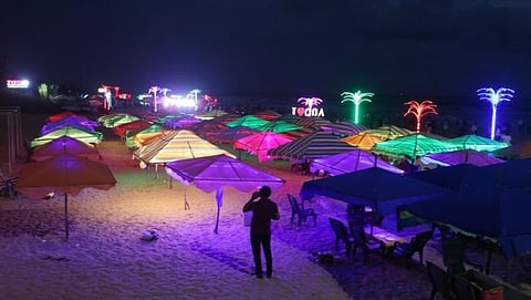 रंगिबेरंगी लाइट्सच्या सजावटीमुळे
किनारे झगमगु लागले