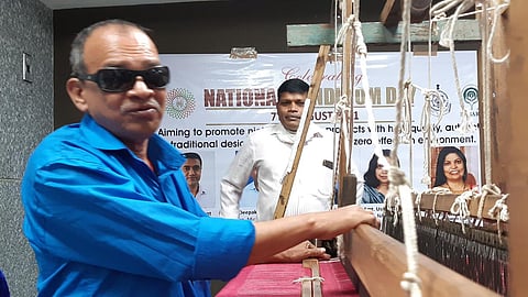 तुकाराम परब कुणबी साडी विणतांना