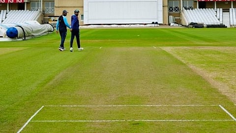 हिरव्यागार खेळपट्टीवर फलंदाजांची मात्र खरी कसोटी लागणार असे चित्र सध्या तरी दिसत आहे.