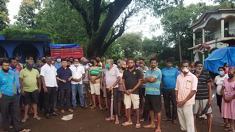 Goa: Peoples on road at Uge-Sangem