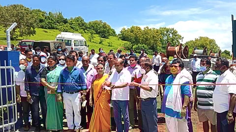 हणजुण पंचक्रोशीतील वीज उप केद्राचे फीत कापून उद्घाटन करतांना आमदार विनोद पालयेंकर (Goa)