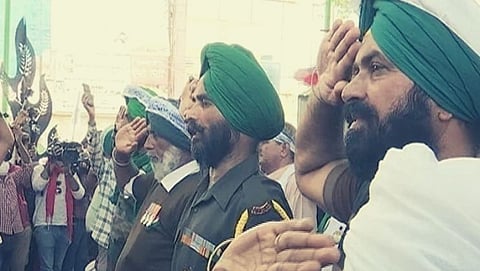 Farmers fly tricolor on Singhu border