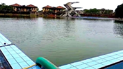 Swimming pool in Sada. (Goa)