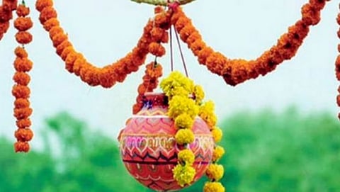 यंदाही ३० तारखेपर्यंत संचारबंदी लागू असल्याने दहीहंडी फुटणार की नाही, या संभ्रमात गोमंतकीय आहेत.