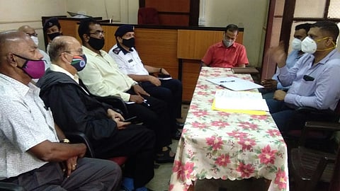 Goa : Vasco: Deputy Collector of Murgaon Dattaraj Desai giving guidance in a meeting on law and order on the occasion of Shri Damodar Bhajani Week. Dhirendra Banavalikar, the case officer, Prashant Joshi, Santosh Khorjuvekar and others on the management committee.