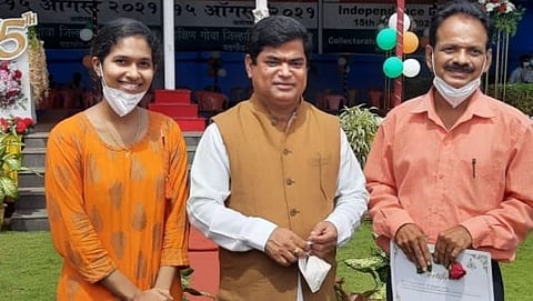 नशा मुक्त भारत अभियाना अंतर्गत जिल्हा समिती आयोजित ऑनलाईन एकल गीत गायन स्पर्धेतील विजेती रक्षा शेट्टी व मंगेश शेट्ये यांच्या समवेत उपमुख्यमंत्री चंद्रकांत (बाबू) कवळेकर.
