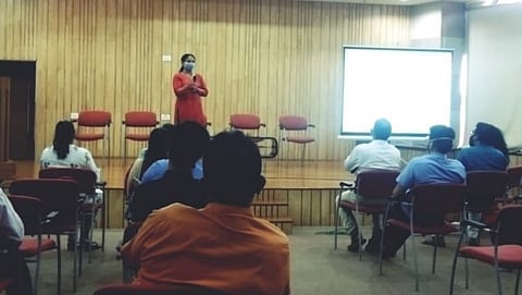 रविंद्र भवन बायणा येथे बैठकीत उपस्थितांना मार्गदर्शन करतांना डॉक्टर कल्पना महात्मे