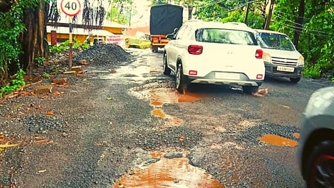 खड्डे रुंदावताहेत, वाहनचालकांत नाराजी.