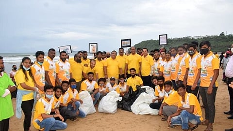 आंतरराष्ट्रीय पर्यटन दिनानिमित्त बोगमाळो येथे दाबोळी भाजपा युवा मोर्चातर्फे बोगमाळो किनाऱ्याची स्वच्छता मोहीमेत सहभागी झालेले मंत्री माविन गुदिन्हो व भाजपा कार्यकर्ते.