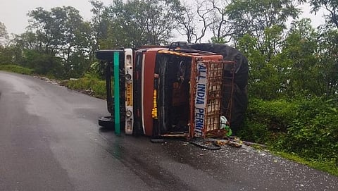 A truck heading to Belgaum from Goa crashed into Chorla Ghat