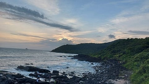 गोव्यातील तीळमाती माजाळी कारवार समुद्रकिनाऱ्यावरील सायंकाळ