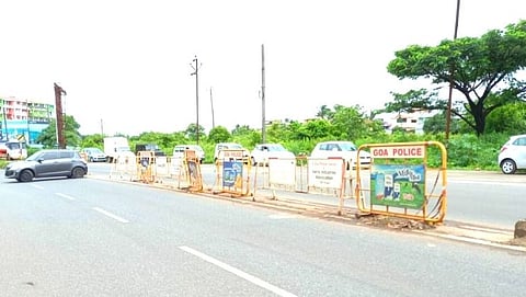 दाबोळी येथे दुभाजक तोडून तयार केलेला रस्ता.