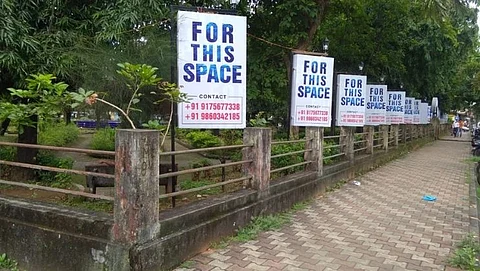 वास्को स्वतंत्र पथ मार्गावरील मुरगाव पालिकेच्या उद्यानात पालिका मंडळाची परवानगी नसतांना लावलेले जाहिरात फलक