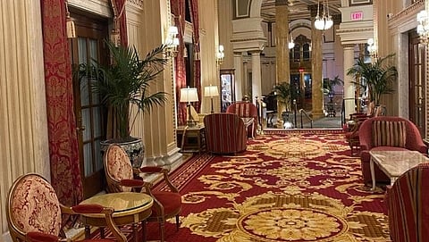 हे हॉटेल बाहेरून जेवढे भव्य दिसते तेवढेच आतल्या बाजून स्वर्गाची अनुभूती देते. या हॉटेलचे नयनरम्य दृश्य मन मोहणारे आहे.