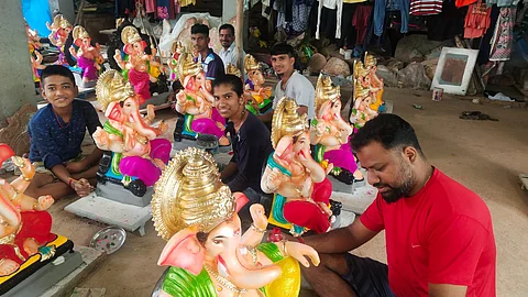 गणेश मूर्तिकार संदेश हरमलकर आणि त्यांचे सोबती