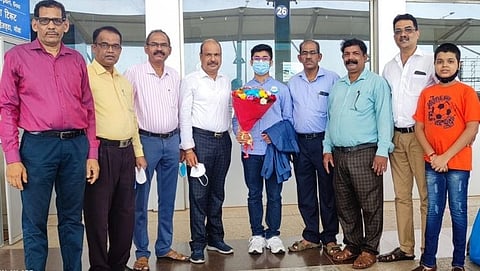 ग्रँडमास्टर लिऑन मेंडोसा याचे विमानतळावर स्वागत करताना तिसवाडी तालुका बुद्धिबळ संघटनेचे पदाधिकारी.