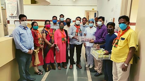 हेडलॅण्ड सडा येथील एमपीटी रुग्णालयात रुग्णांना फळांचे वाटप करण्याच्या कार्यक्रम उपस्थित मंत्री मिलिंद नाईक.सोबत मंडळाध्यक्ष संजय सातार्डेकर व इतर.