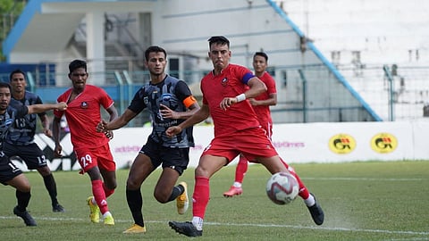 ड्युरँड कप फुटबॉल स्पर्धेत Delhi FC विरुद्धच्या लढतीत चेंडू नियंत्रित करण्याच्या प्रयत्नात FC Goa चा एदू बेदिया