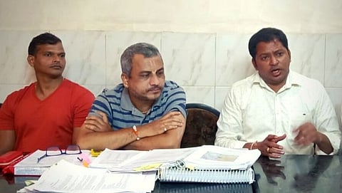 प्रकल्प विरोधी आंदोलनातील ऍड. सागर धारगळकर हे डिचोलीत घेतलेल्या पत्रकार परिषदेत बोलताना