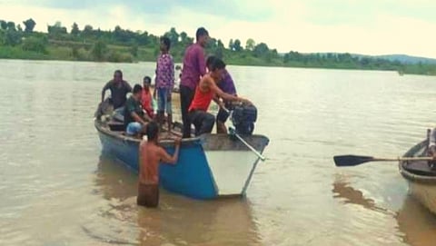 नदीतून मृत देह बाहेर काढताना स्थानिक