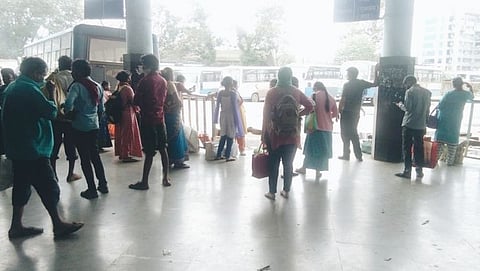 पणजी कदंबा स्थानकावर बसची वाट पाहत ताटकळत बसलेले वास्कोतील प्रवाशी