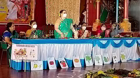 रुमडामळ, दवर्ली येथील कार्यक्रमात मार्गदर्शन करताना महिला व बाल विकास खात्याच्या संचालिका दिपाली नाईक. सोबत इतर मान्यवर (Goa)