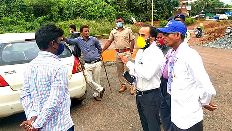 आम आदमी पार्टीचे पुंडलिक धारगळकर आणि वकील प्रसाद शहापूरकर व इतर पदाधिकारी (Goa AAP)