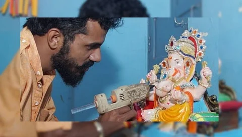 युवा कलाकार अतुल चोडणकर आपल्या घरात पूजण्यासाठी त्याने स्वतः तयार केलेल्या मूर्तीवर शेवटचा हात फिरवताना. (Ganesh Chaturthi)