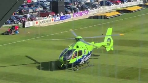 वैद्यकीय आणीबाणीमुळे (Medical emergency) हेलिकॉप्टर (Helicopter) चालू सामन्याच्या मैदानातच मध्यभागी उतरविण्यात आले.