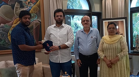 दिल्ली (Delhi) जिल्हा क्रिकेट संघटनेचे अध्यक्ष रोहन जेटली, खजिनदार शशी खन्ना, सी. के. खन्ना यांच्यासमवेत गोवा क्रिकेट संघटनेचे सचिव विपुल फडके